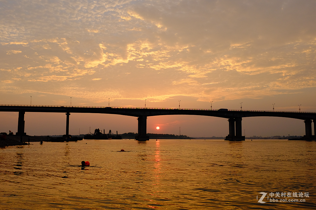小河的黄昏景色