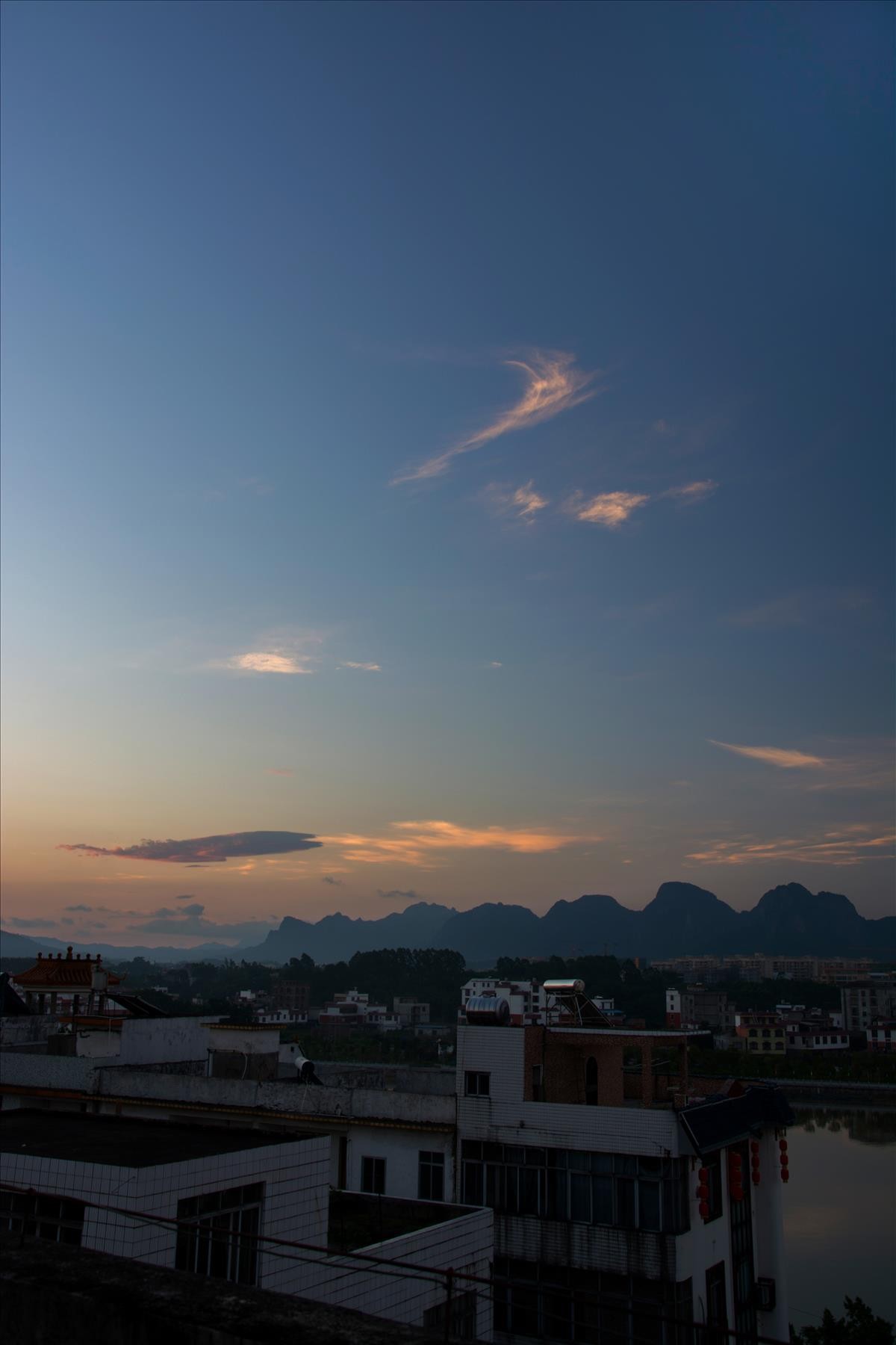 晨早匆匆赶拍忙！