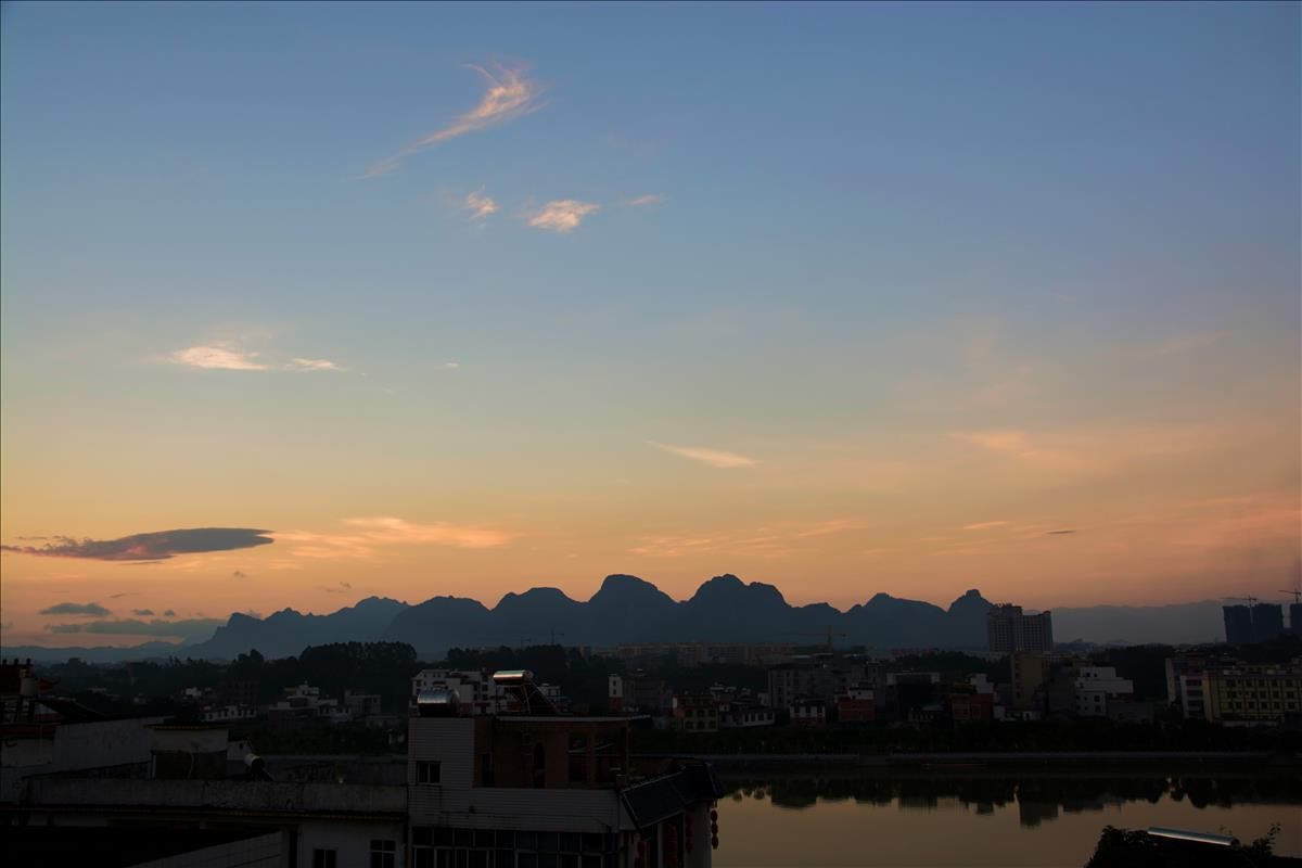 晨早匆匆赶拍忙！