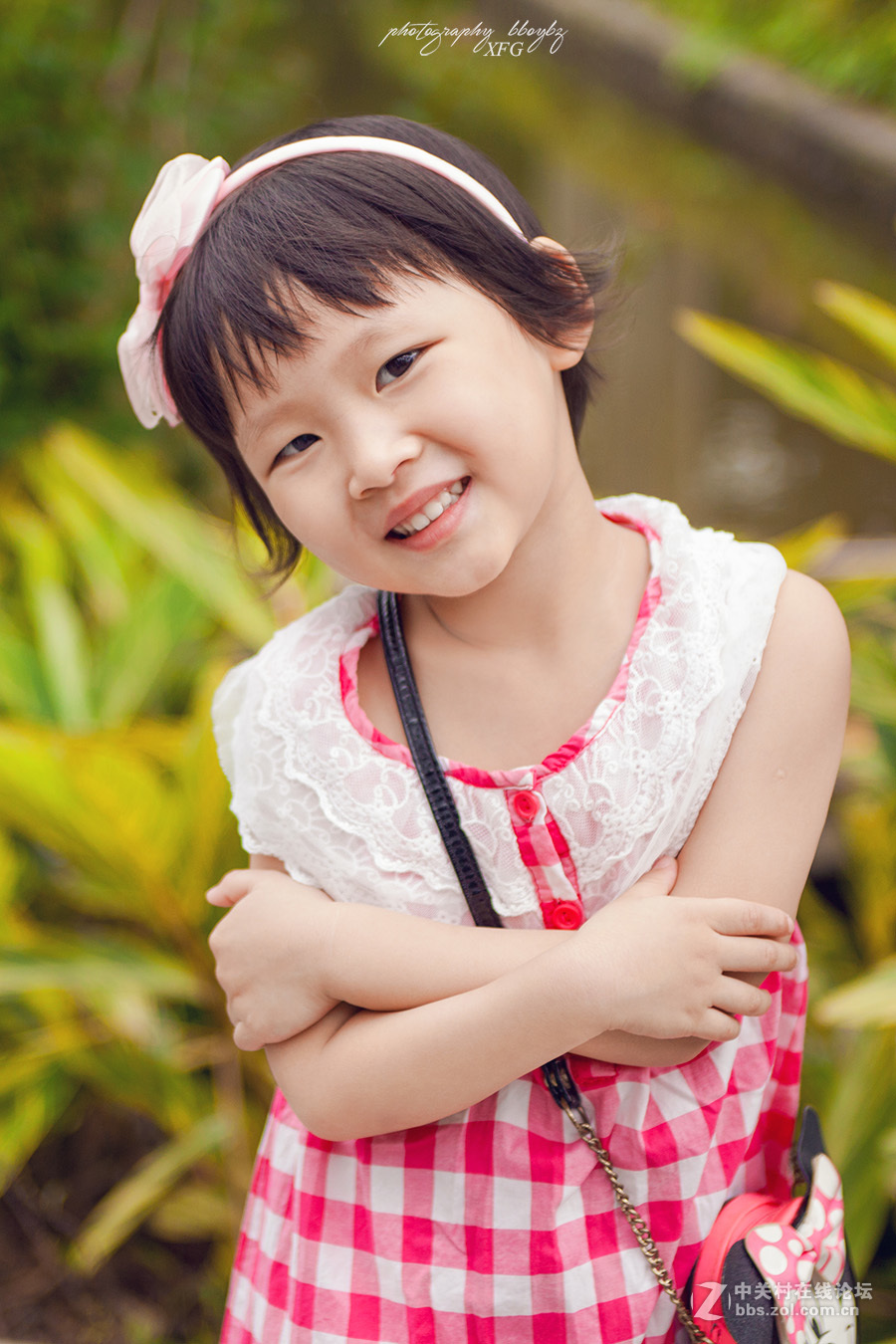 害羞的童童小姑娘