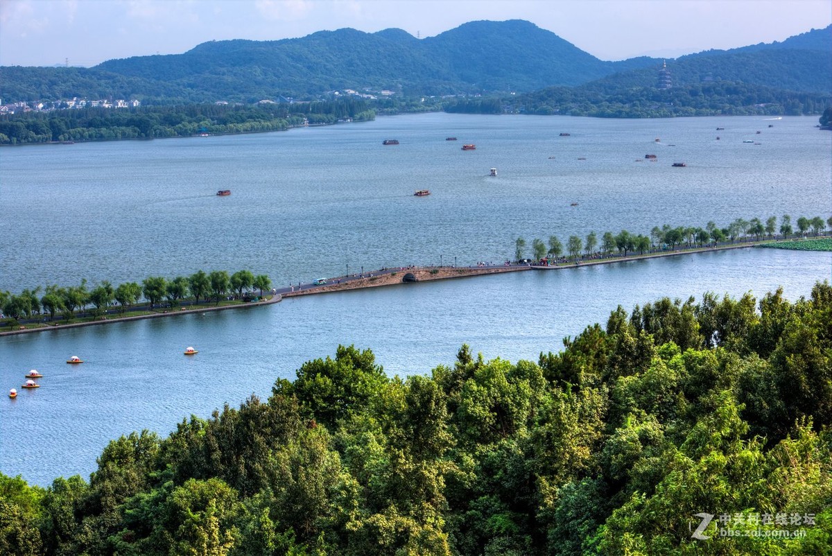 杭州宝石山上看西湖断桥，保叔塔