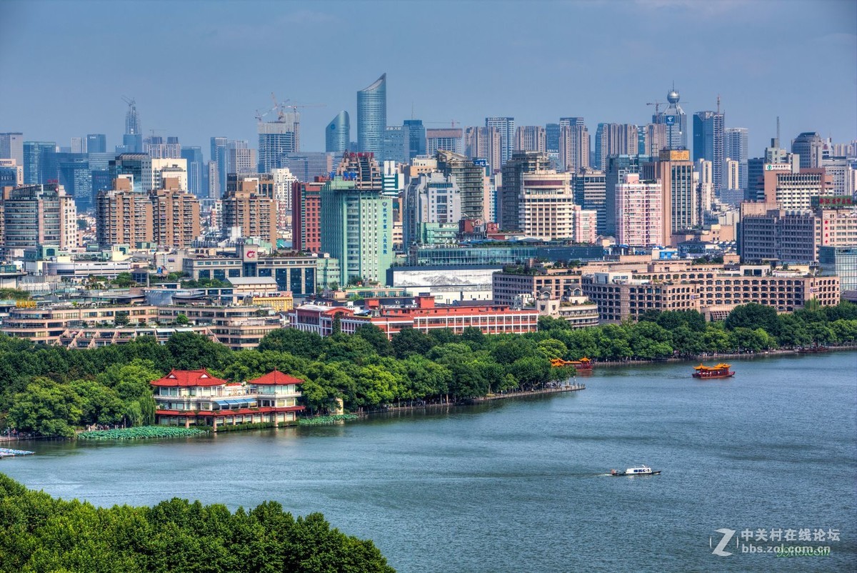 杭州宝石山上看西湖断桥，保叔塔