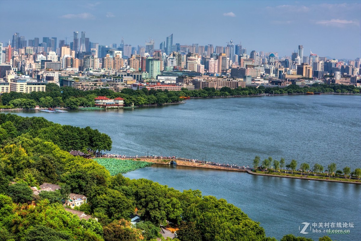 杭州宝石山上看西湖断桥，保叔塔