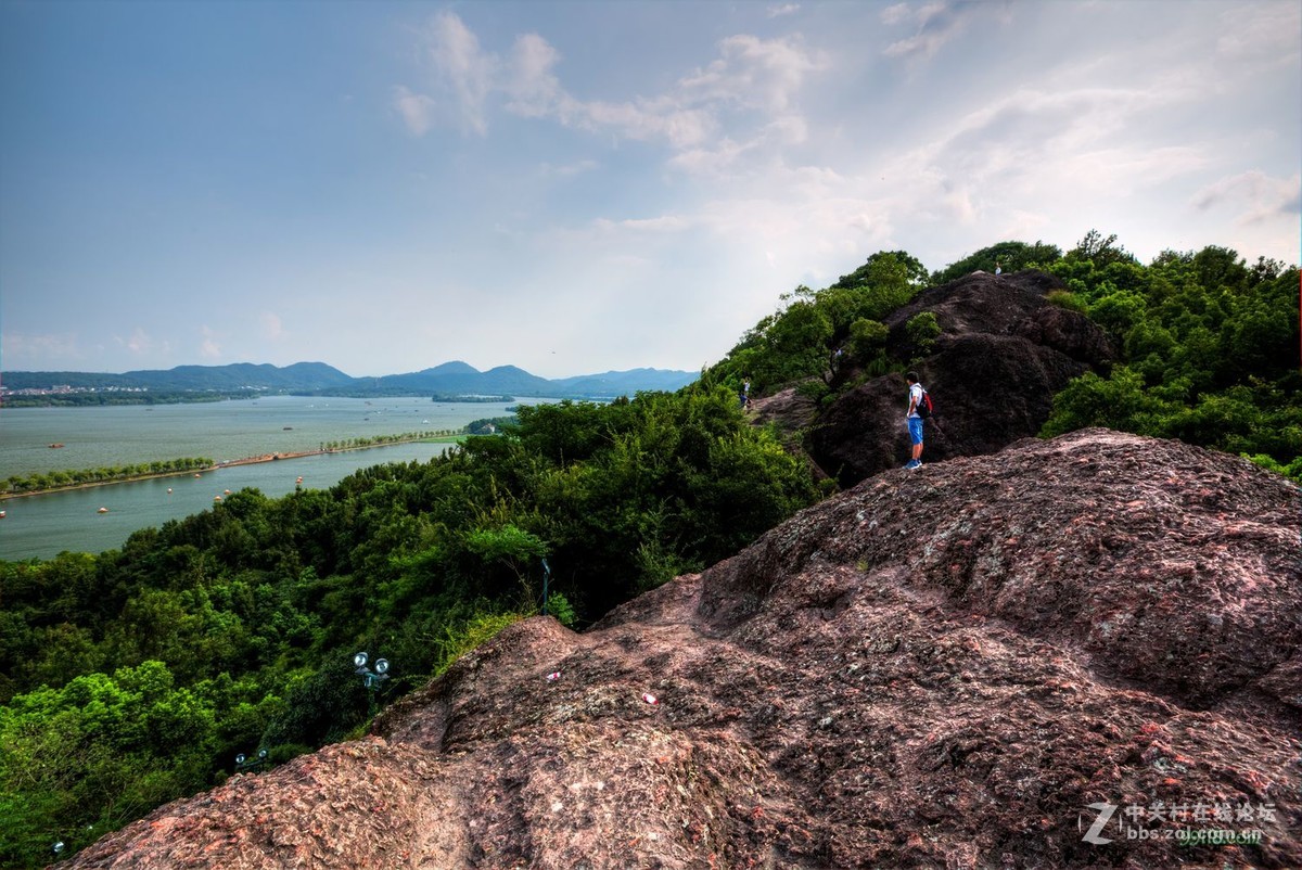 杭州宝石山上看西湖断桥，保叔塔