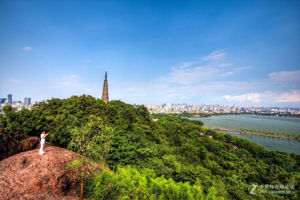 杭州宝石山上看西湖断桥，保叔塔