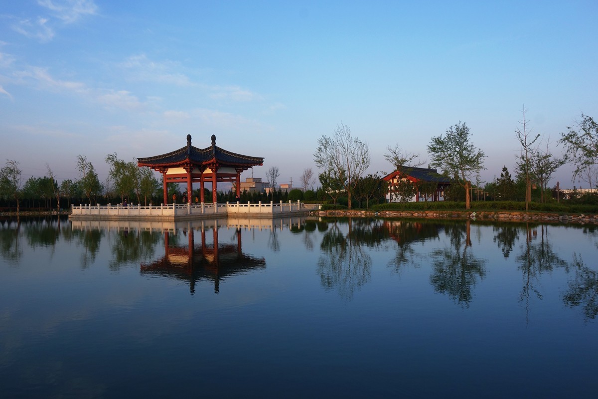 美丽的晚霞湖坢风光