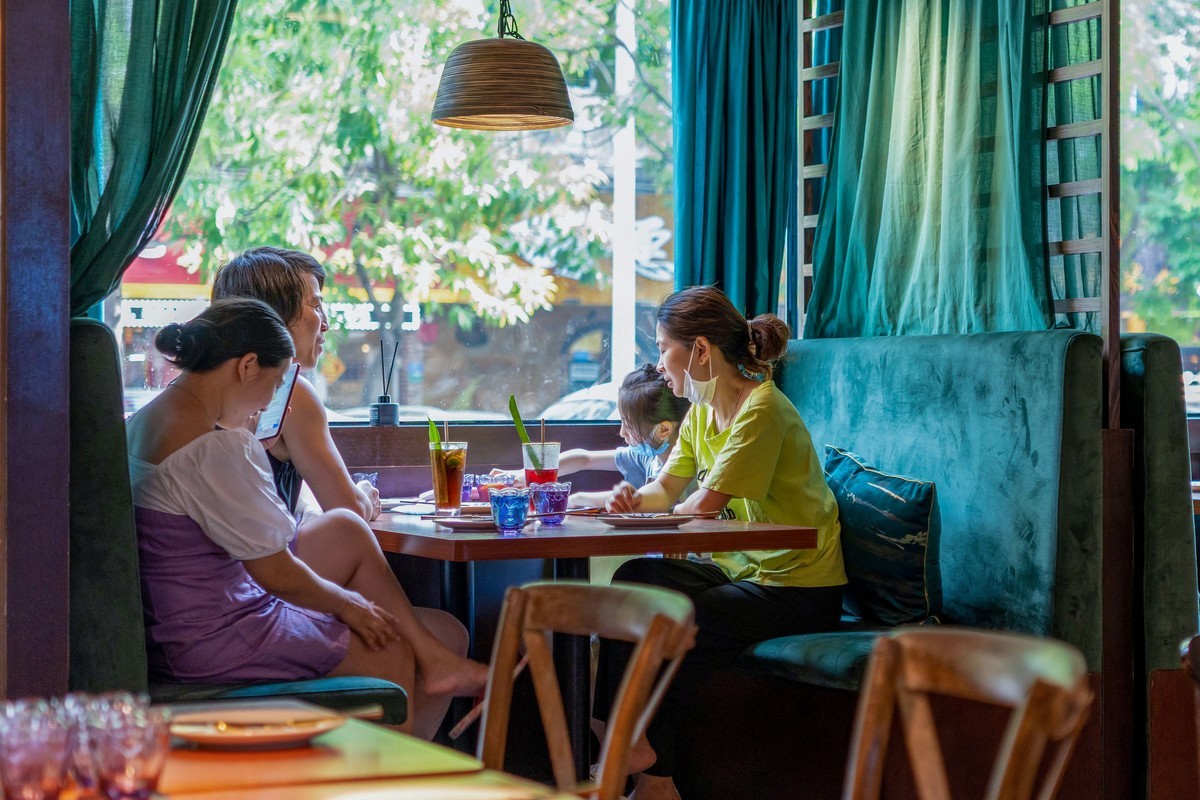 a7Rm4+Zeiss Batis 40mm F 2.0 CF ( 泰式餐厅抓拍分享 )