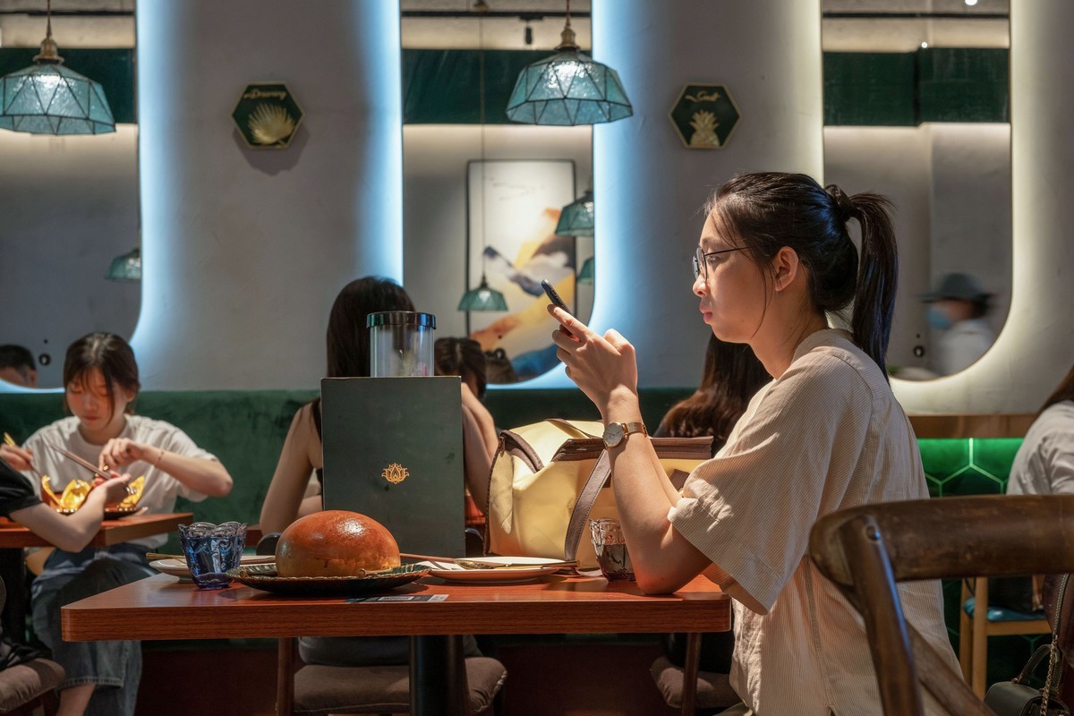 a7Rm4+Zeiss Batis 40mm F 2.0 CF ( 泰式餐厅抓拍分享 )