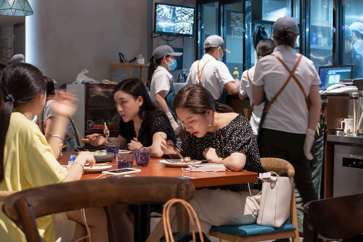 a7Rm4+Zeiss Batis 40mm F 2.0 CF ( 泰式餐厅抓拍分享 )