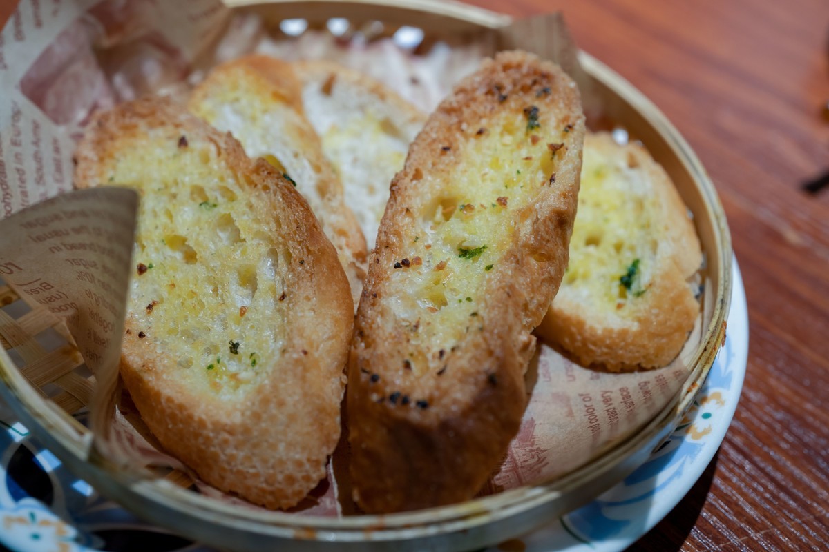 a7Rm4+Zeiss Batis 40mm F 2.0 CF ( 泰式餐厅抓拍分享 )