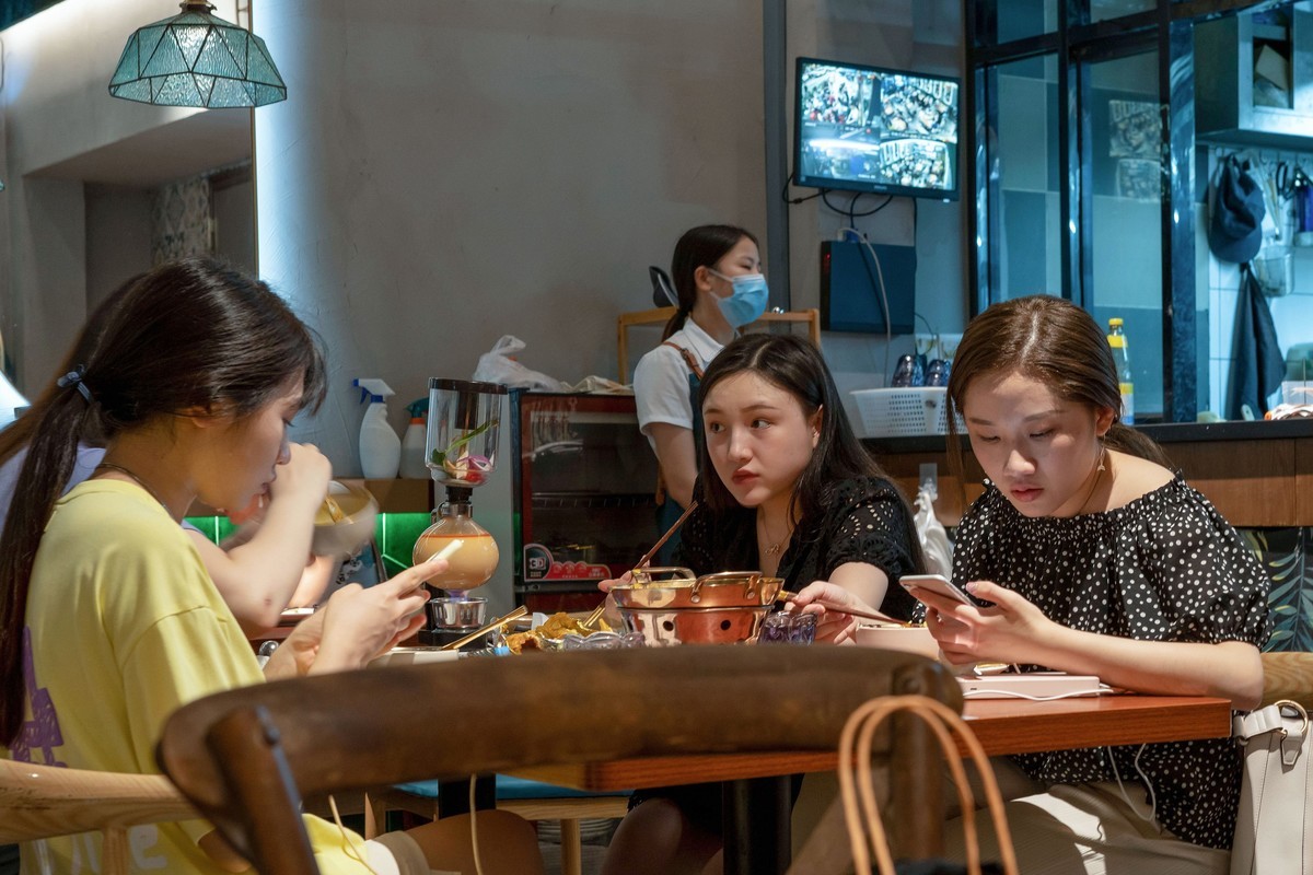 a7Rm4+Zeiss Batis 40mm F 2.0 CF ( 泰式餐厅抓拍分享 )