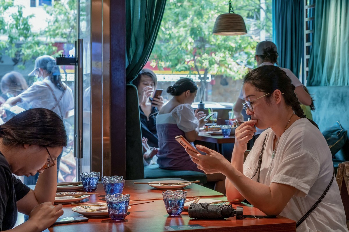 a7Rm4+Zeiss Batis 40mm F 2.0 CF ( 泰式餐厅抓拍分享 )