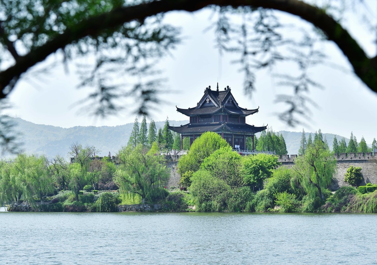 隔河遥看仲宣楼