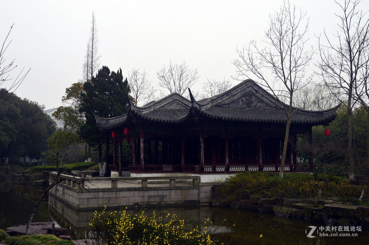 阴霾的天气拍一组江南园林中的古代建筑