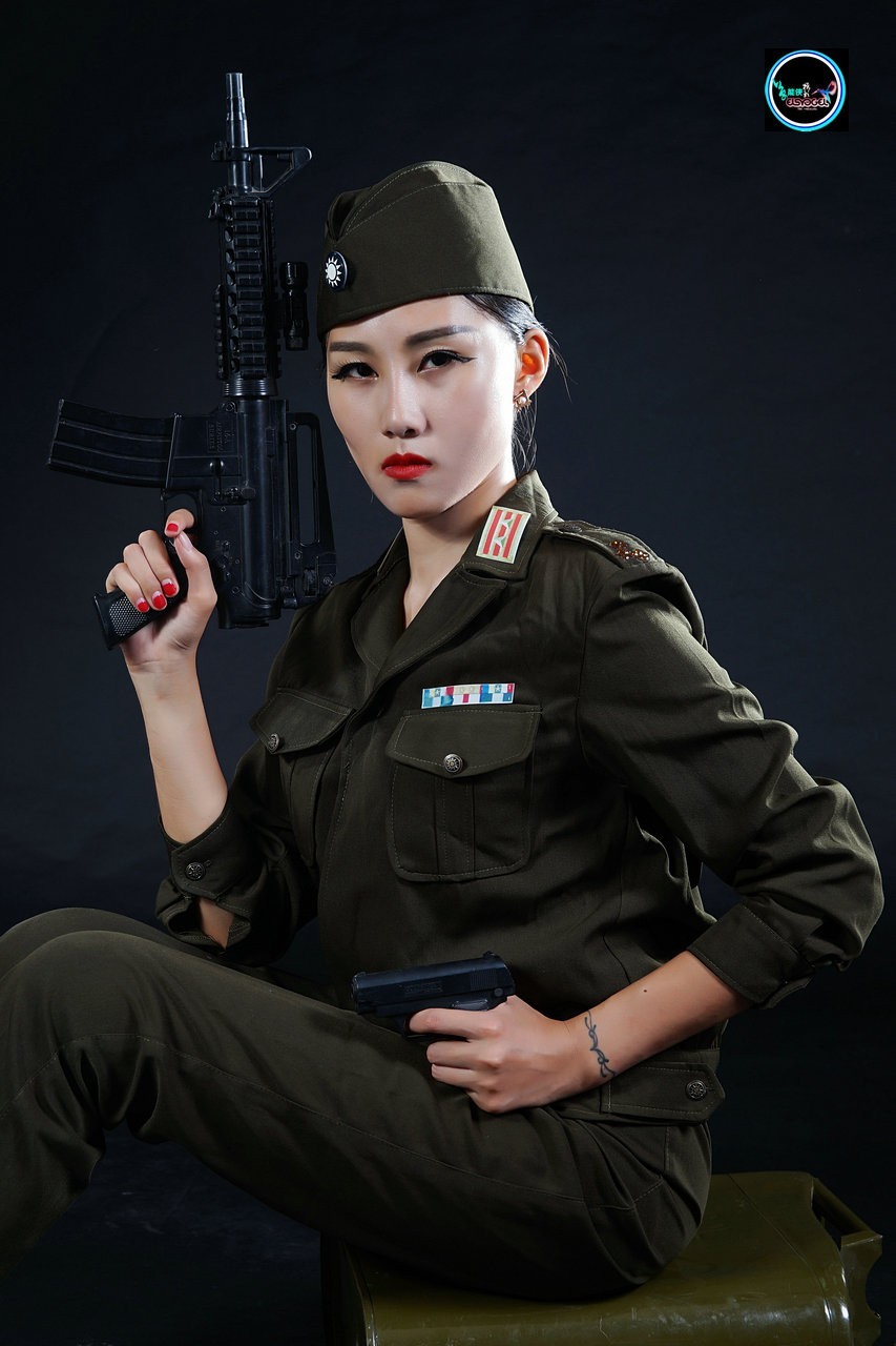 国军酷女雅莉
