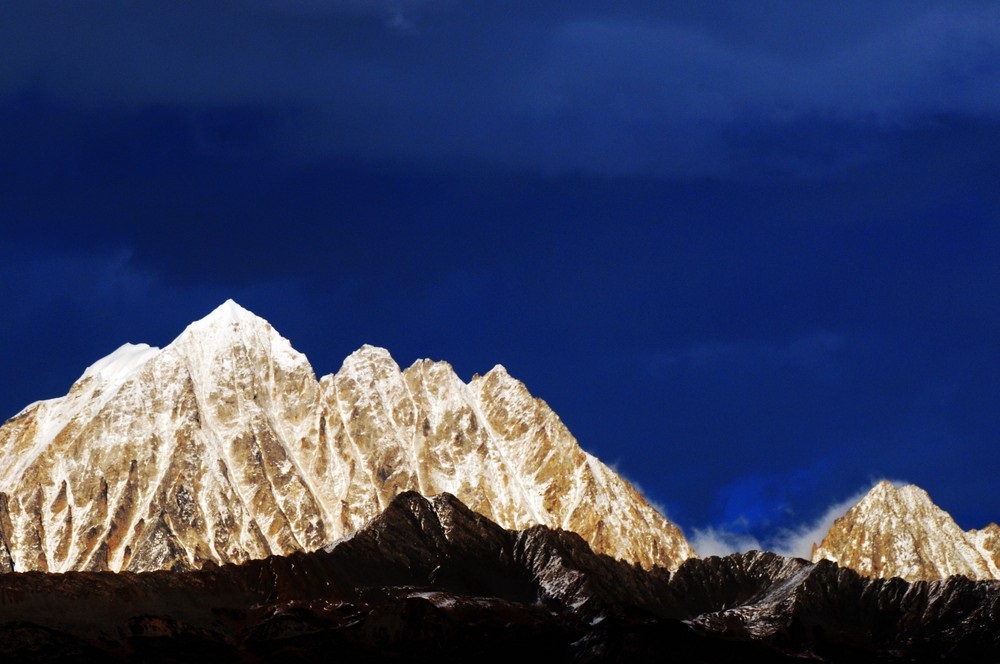 花都港龙拍摄雅拉神山的雪已渐渐消融