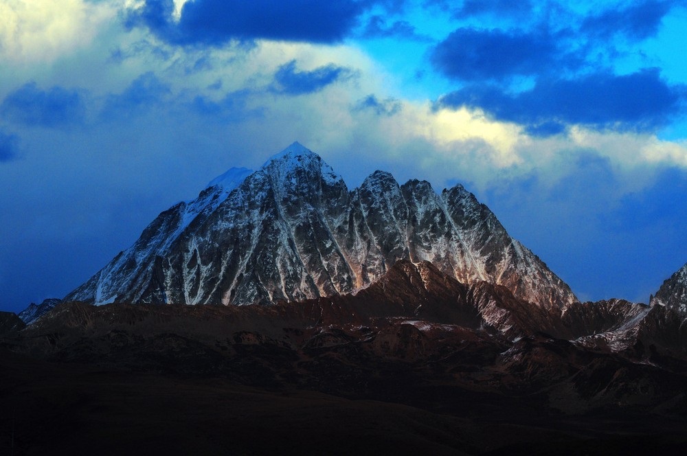 花都港龙拍摄雅拉神山的雪已渐渐消融