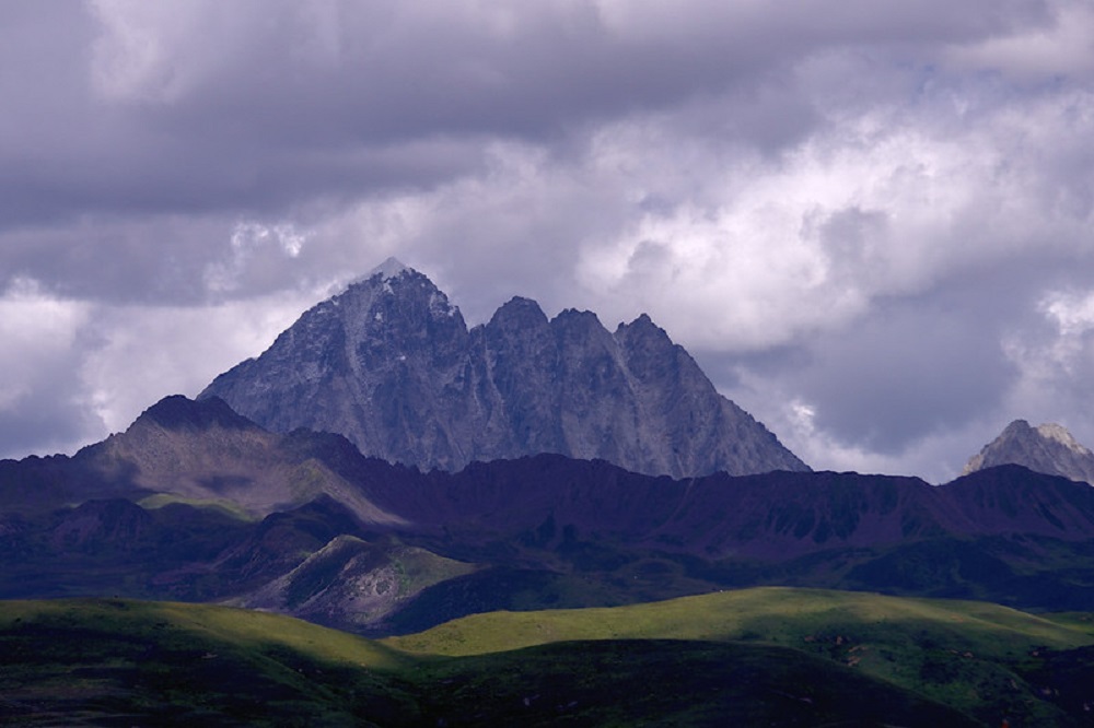 花都港龙拍摄雅拉神山的雪已渐渐消融