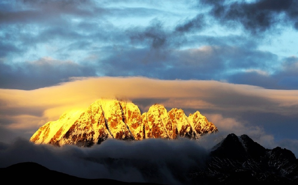 花都港龙拍摄雅拉神山的雪已渐渐消融
