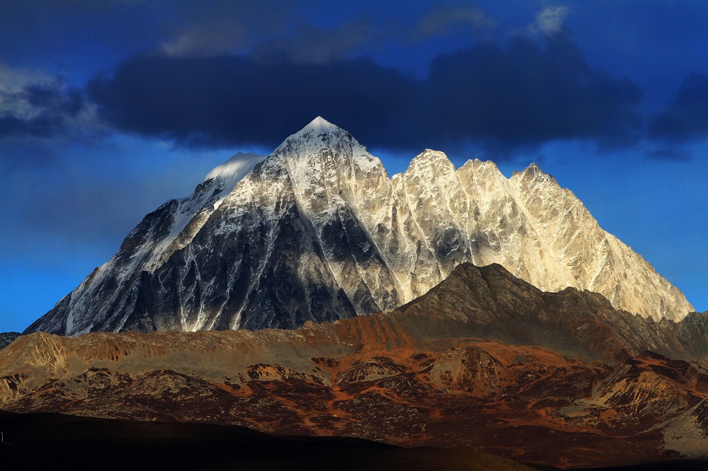 花都港龙拍摄雅拉神山的雪已渐渐消融