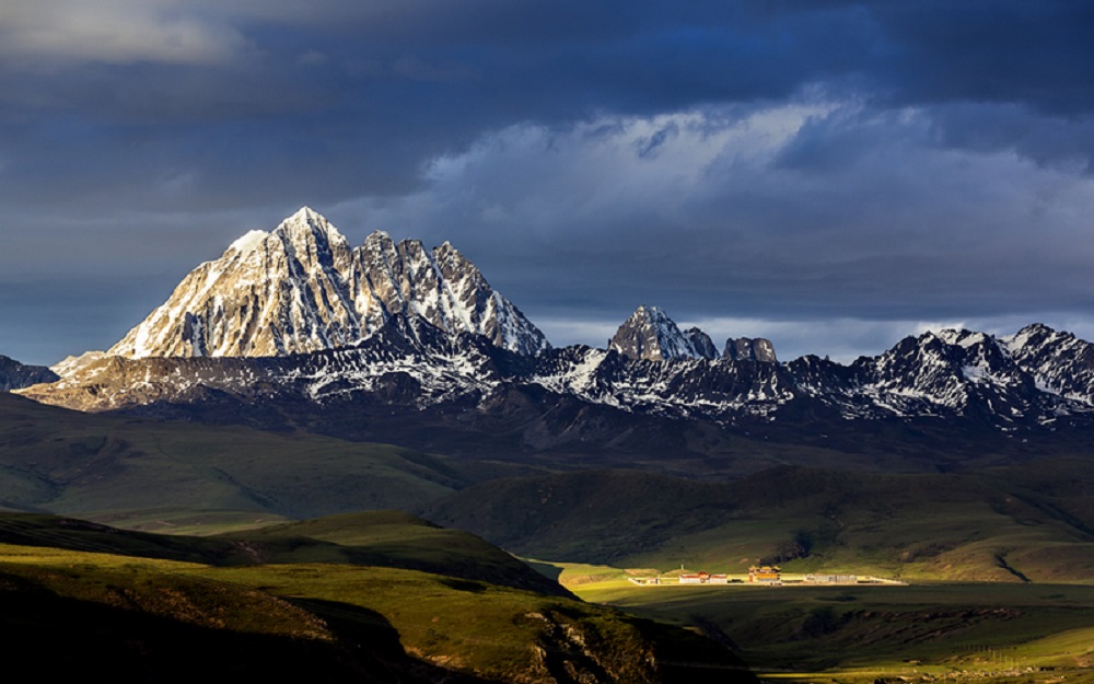 花都港龙拍摄雅拉神山的雪已渐渐消融