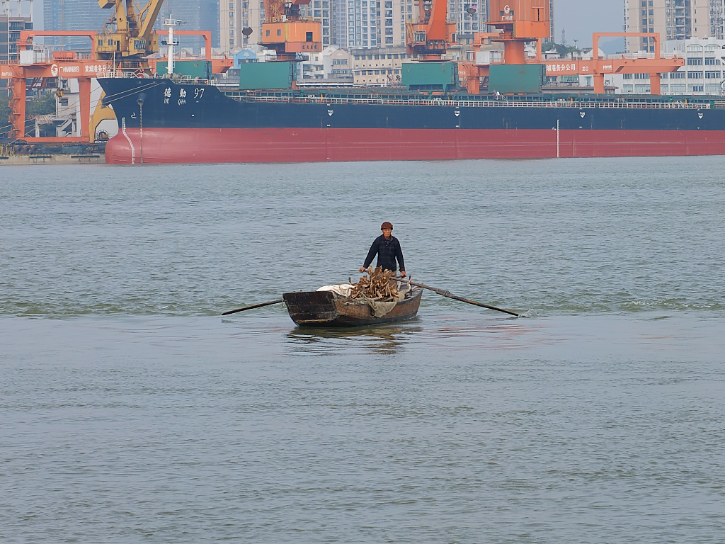 餐卓上的深井烧鹅