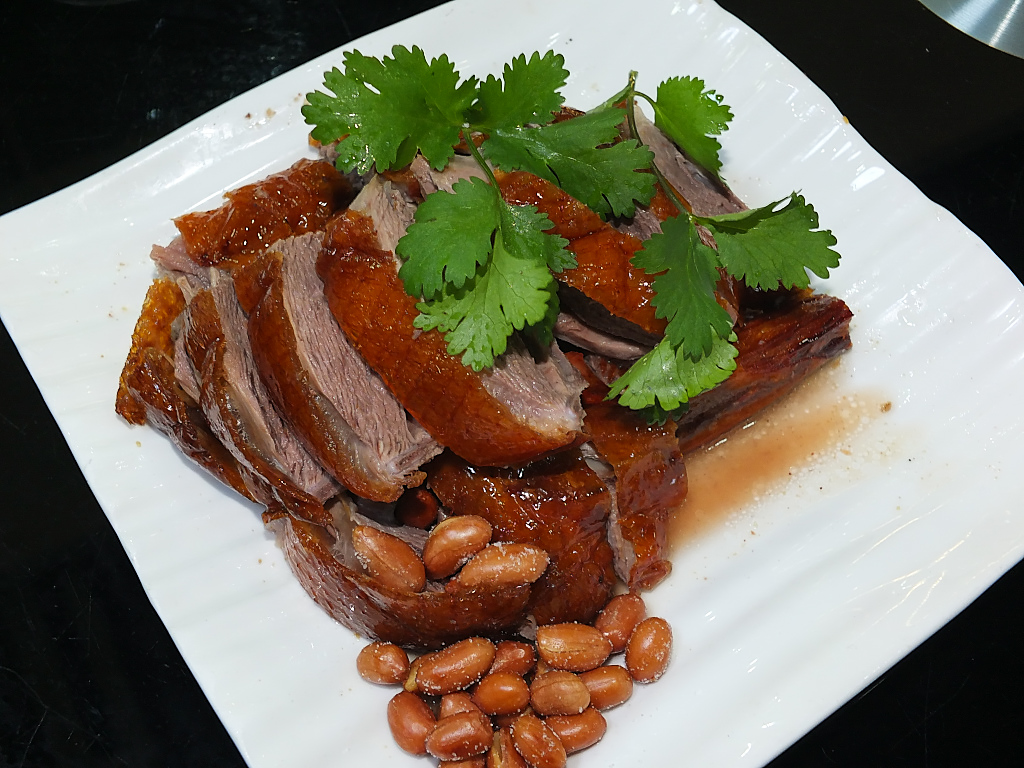 餐卓上的深井烧鹅