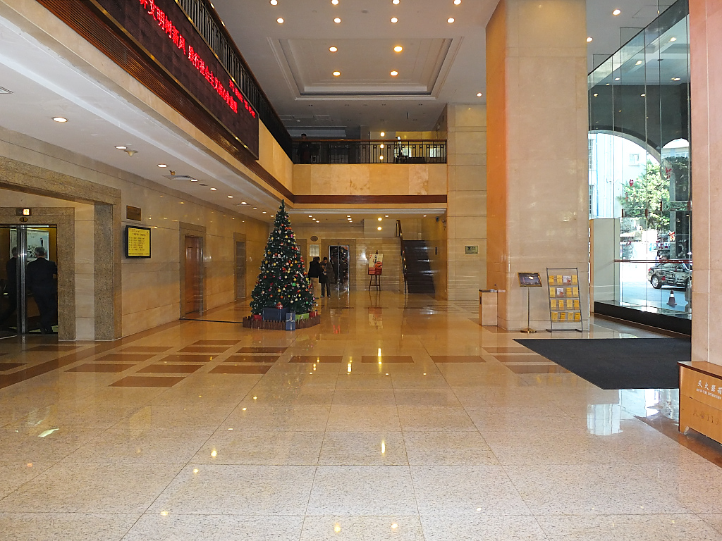 餐卓上的深井烧鹅