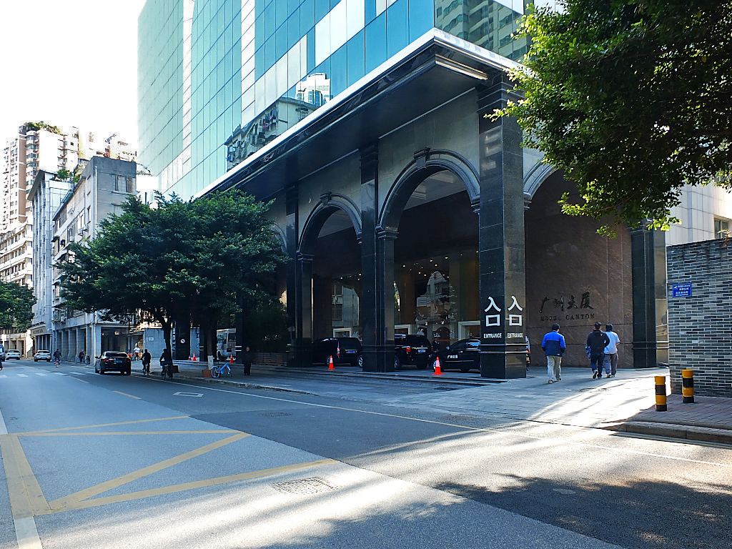 餐卓上的深井烧鹅