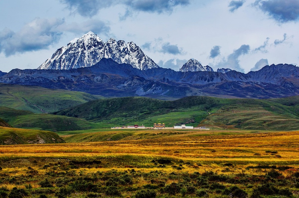 花都港龙拍摄雅拉神山的雪已渐渐消融