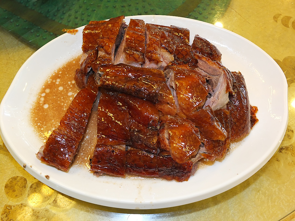 餐卓上的深井烧鹅