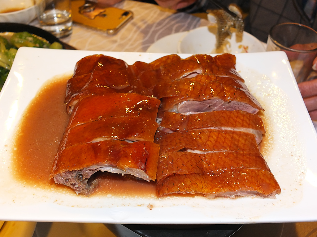 餐卓上的深井烧鹅