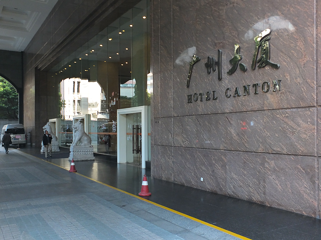 餐卓上的深井烧鹅