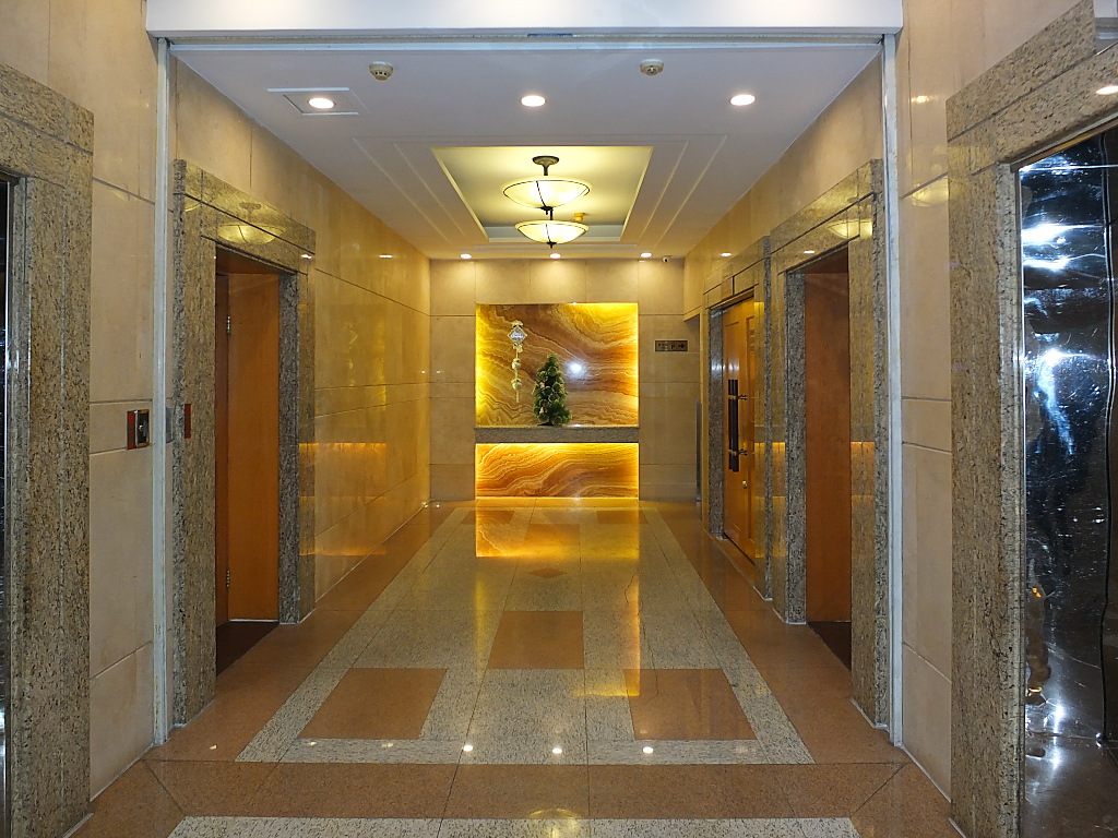 餐卓上的深井烧鹅