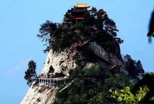 武当山长明灯600多年不灭,专家也无法解释,却被游客道破缘由