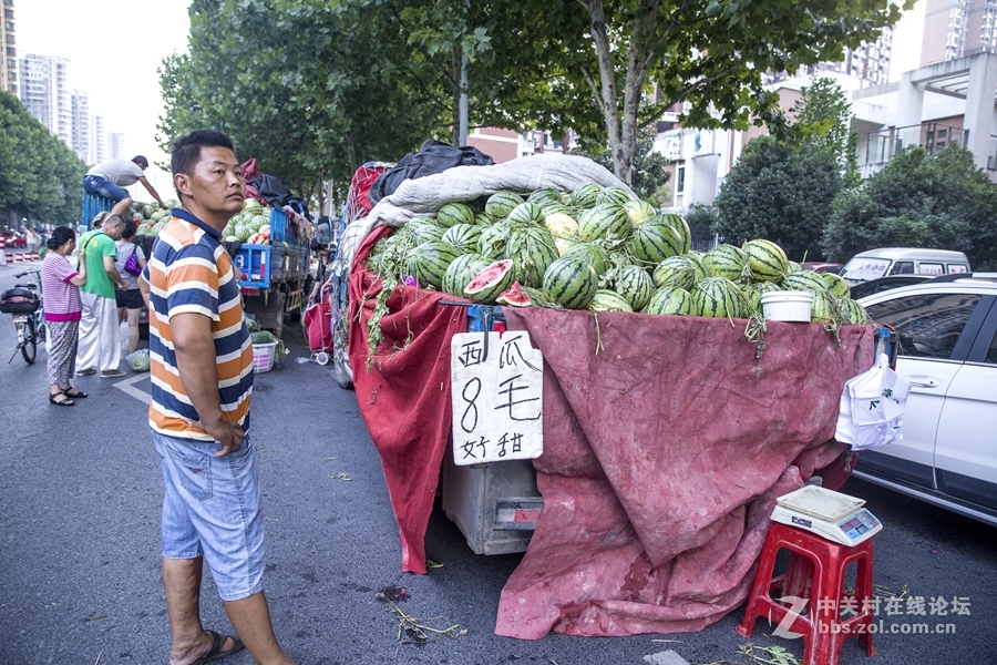 实拍街头瓜农这是一群能吃苦的皖北汉子,半夜里,他们从皖北某个地方装来一车西瓜来到