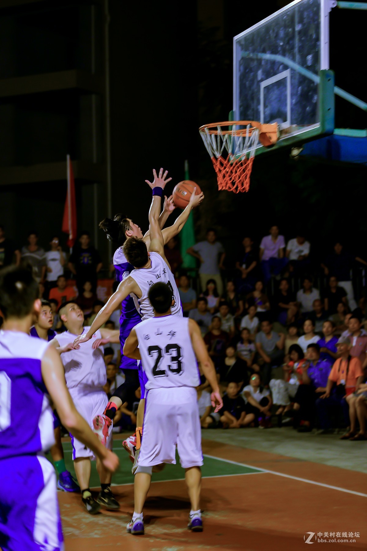 篮球场上夜间抓拍的比赛花絮