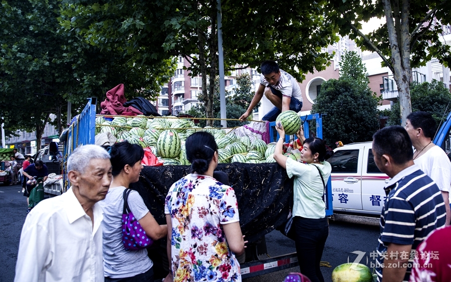 实拍街头瓜农这是一群能吃苦的皖北汉子，半夜里，他们从皖北某个地方装来一车西瓜来到