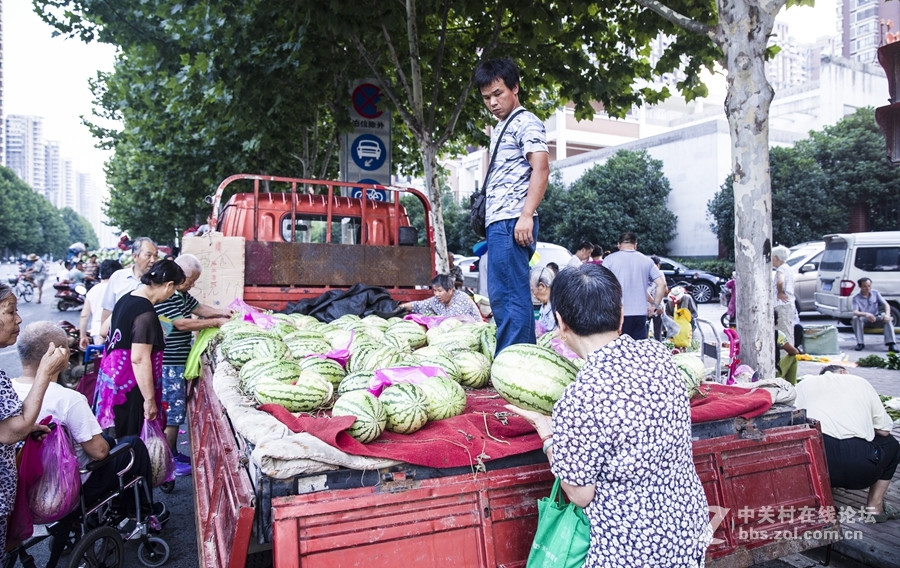 实拍街头瓜农这是一群能吃苦的皖北汉子，半夜里，他们从皖北某个地方装来一车西瓜来到