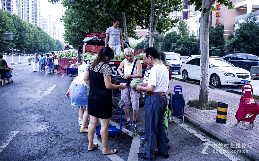 实拍街头瓜农这是一群能吃苦的皖北汉子，半夜里，他们从皖北某个地方装来一车西瓜来到
