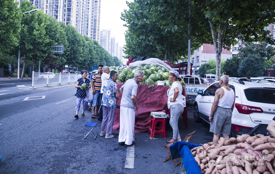 实拍街头瓜农这是一群能吃苦的皖北汉子，半夜里，他们从皖北某个地方装来一车西瓜来到