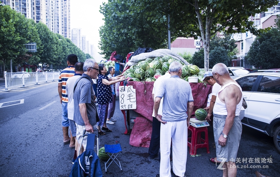 实拍街头瓜农这是一群能吃苦的皖北汉子，半夜里，他们从皖北某个地方装来一车西瓜来到