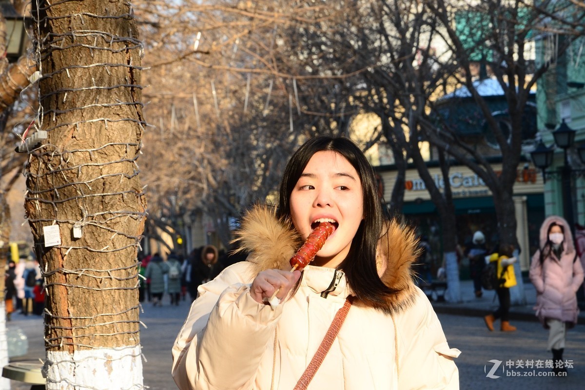 【 中央大街上手拿冰糖葫芦的美丽女孩儿 】2018-12-27