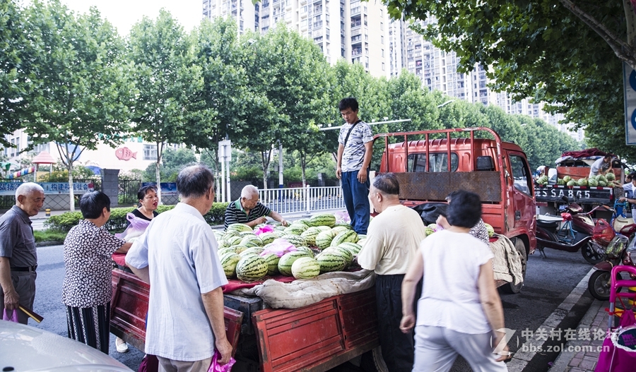 实拍街头瓜农这是一群能吃苦的皖北汉子，半夜里，他们从皖北某个地方装来一车西瓜来到