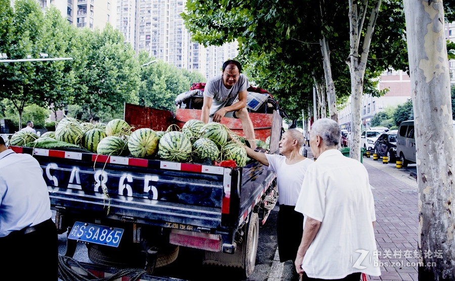 实拍街头瓜农这是一群能吃苦的皖北汉子，半夜里，他们从皖北某个地方装来一车西瓜来到