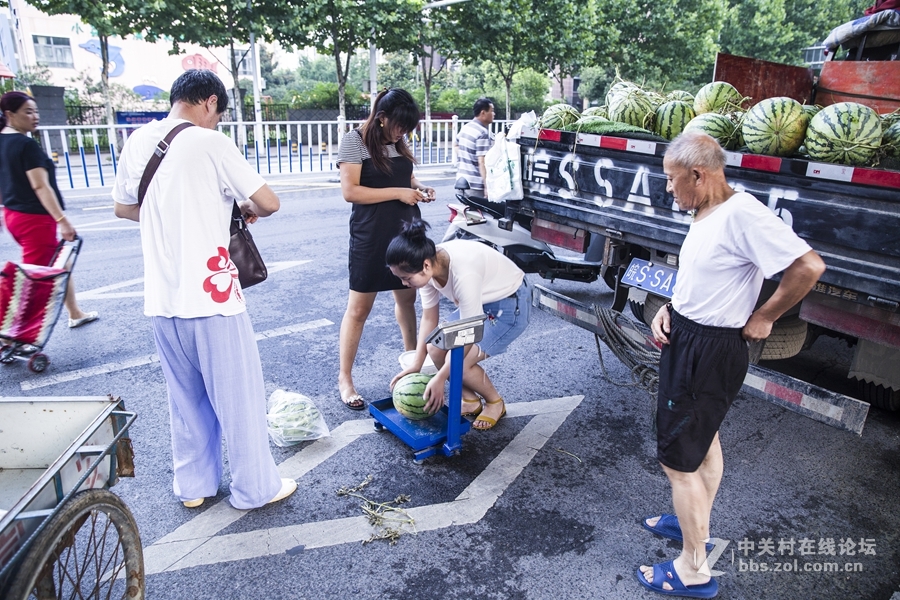 实拍街头瓜农这是一群能吃苦的皖北汉子，半夜里，他们从皖北某个地方装来一车西瓜来到