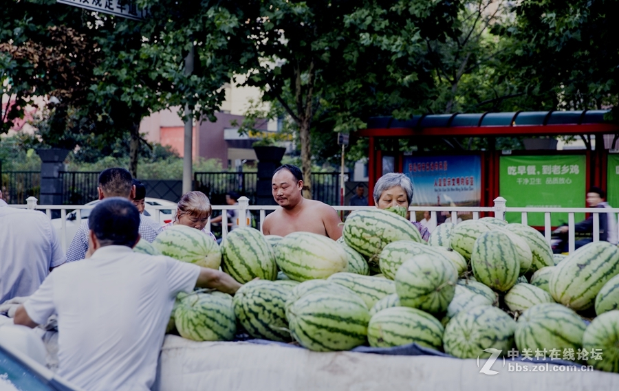 实拍街头瓜农这是一群能吃苦的皖北汉子，半夜里，他们从皖北某个地方装来一车西瓜来到