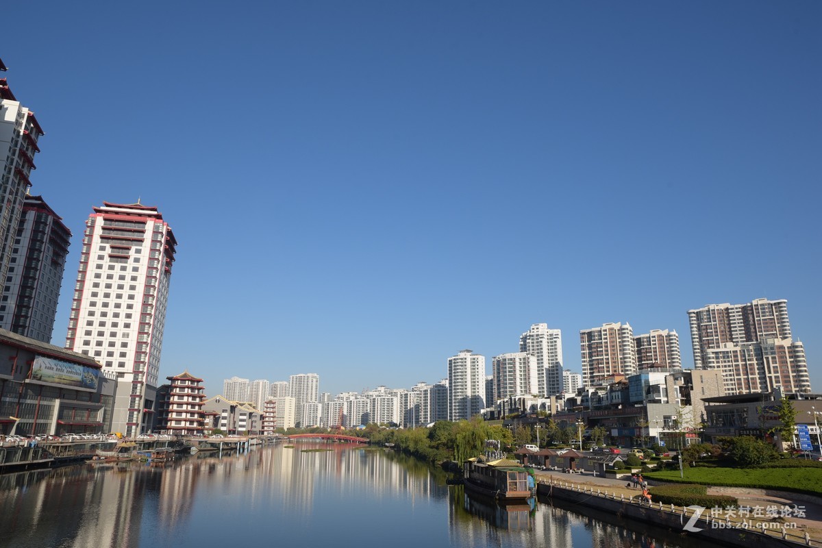 蓝天下滨河畔城市一角