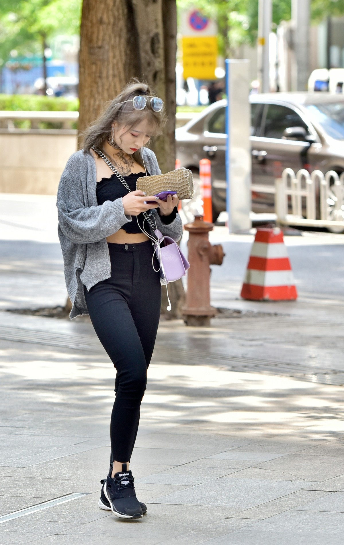 老倌街拍忙碌低头族