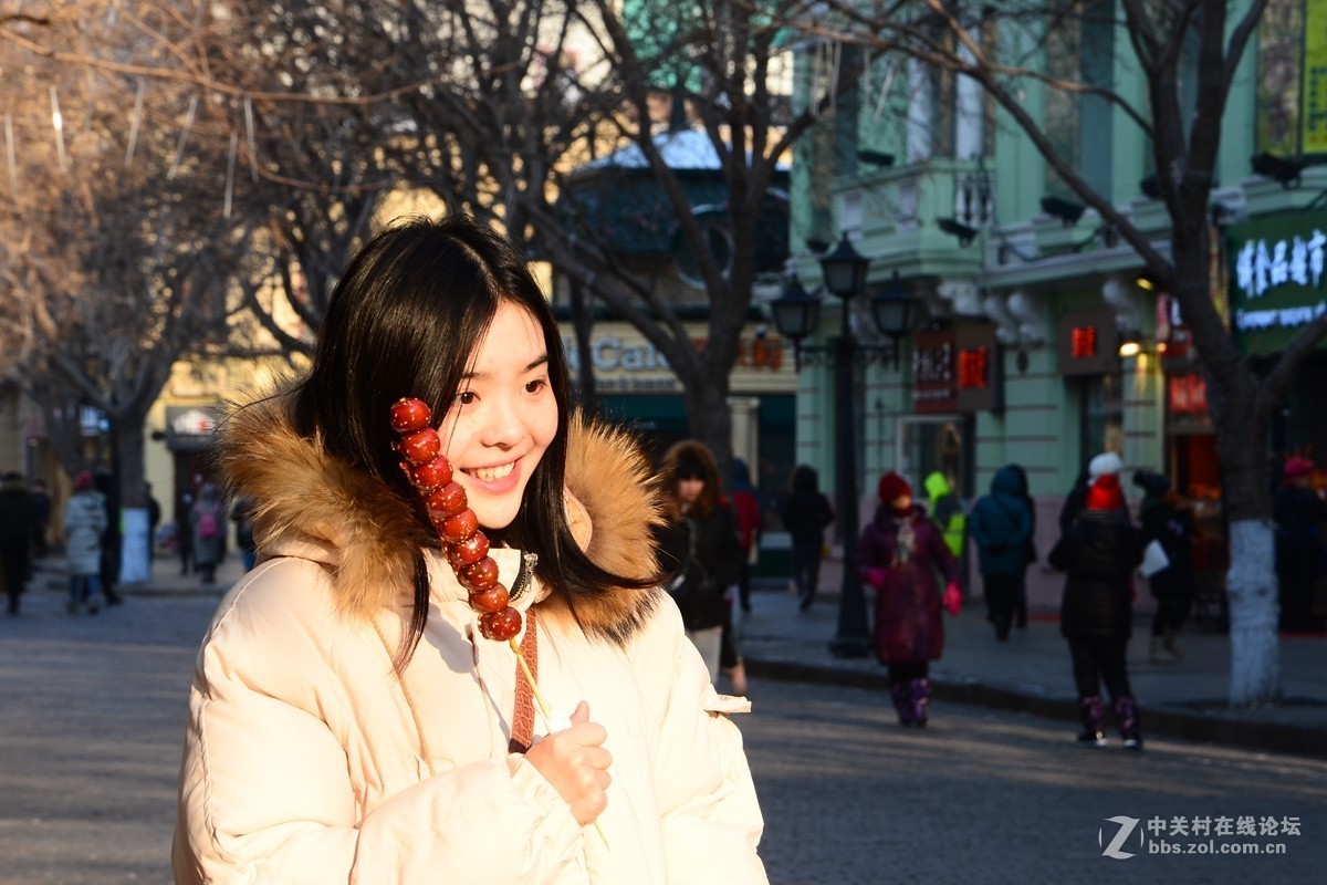 【 中央大街上手拿冰糖葫芦的美丽女孩儿 】2018-12-27
